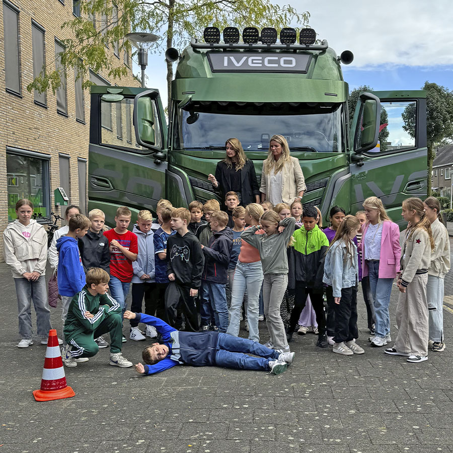 Klas met de Veilig op Weg vrachtwagen